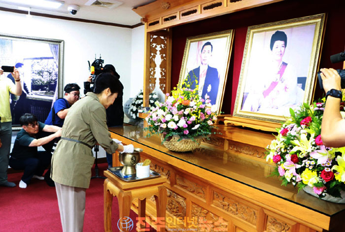 박근혜 전 대통령, 광복절에 구미시 박정희 대통령 생가 깜짝 방문