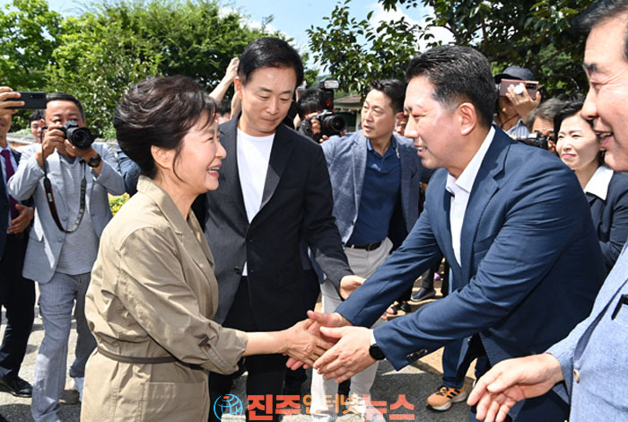 박근혜 전 대통령, 광복절에 구미시 박정희 대통령 생가 깜짝 방문