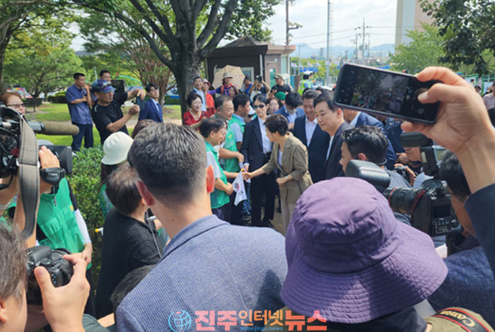 박근혜 전 대통령, 광복절에 구미시 박정희 대통령 생가 깜짝 방문