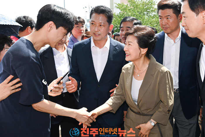 박근혜 전 대통령, 광복절에 구미시 박정희 대통령 생가 깜짝 방문