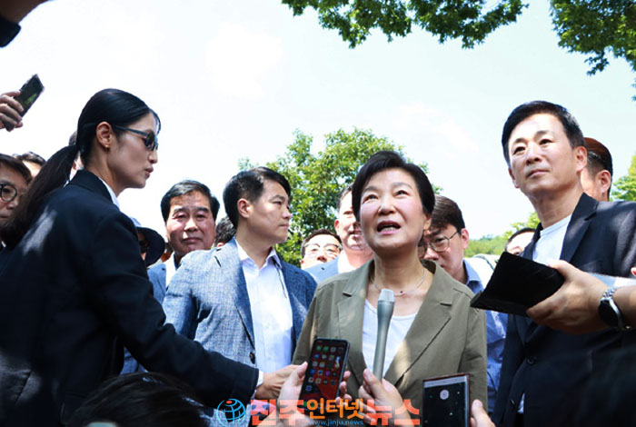 박근혜 전 대통령, 광복절에 구미시 박정희 대통령 생가 깜짝 방문