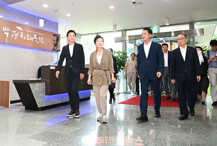 박근혜 전 대통령, 광복절에 구미시 박정희 대통령 생가 깜짝 방문