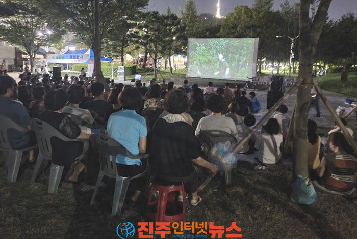 진주시 신안동 주민자치위원회, 녹지공원에서 '한 여름밤의 영화제' 개최