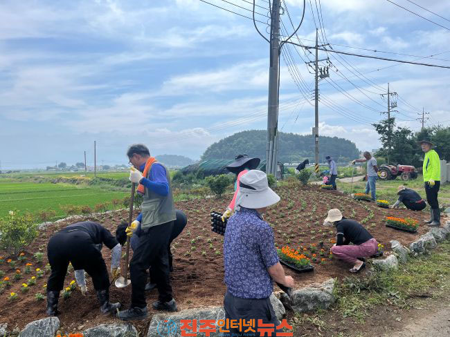남해읍 주민자치회 여름꽃 소화단 조성