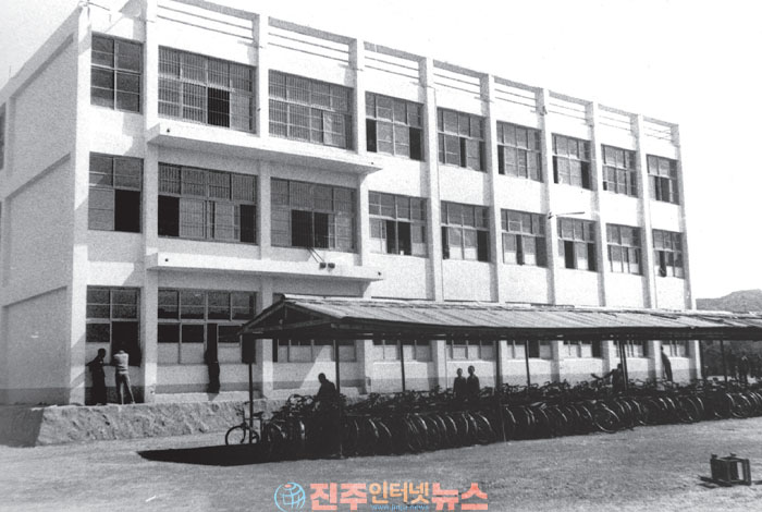 광복 직후 아시아 독립과 조국 미래를 품고 출발한 사립학교, 열악한 환경 속 교육 자립의 길을 걷다