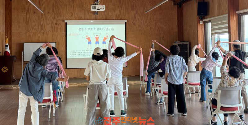경상국립대 대학원생 윤치양 씨 진주 어르신 40명과 12주 저속노화 프로그램 마쳐