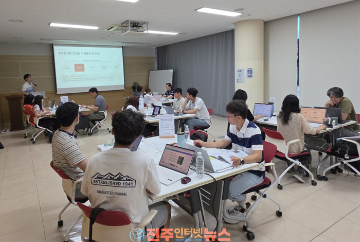 진해·사천서 교원 80여 명 참여 실습형 연수… 현장 적용성·교원 업무 부담·기술 중심 수업 경계도 과제