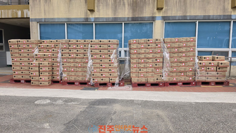 하동에 번지는 추석 온정 (주)자연향기·여의정사 이웃돕기 물품 기탁