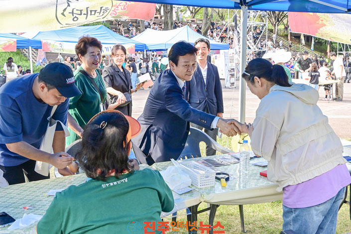 진주시 진주탈춤한마당 문화축제 자리매김