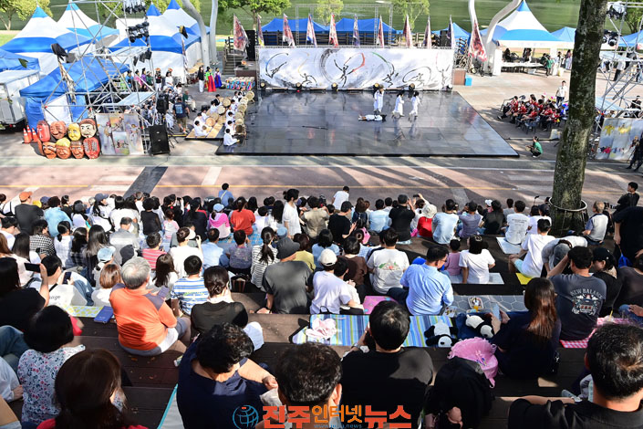 진주시 진주탈춤한마당 문화축제 자리매김