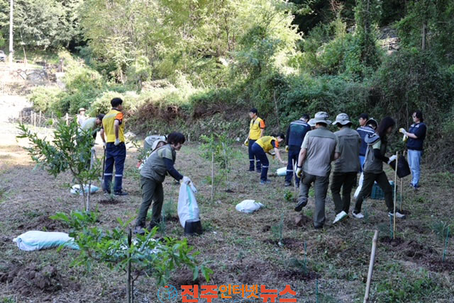한려해상국립공원 함께 키우고 함께 돌보는 자연숲 복원 이어간다