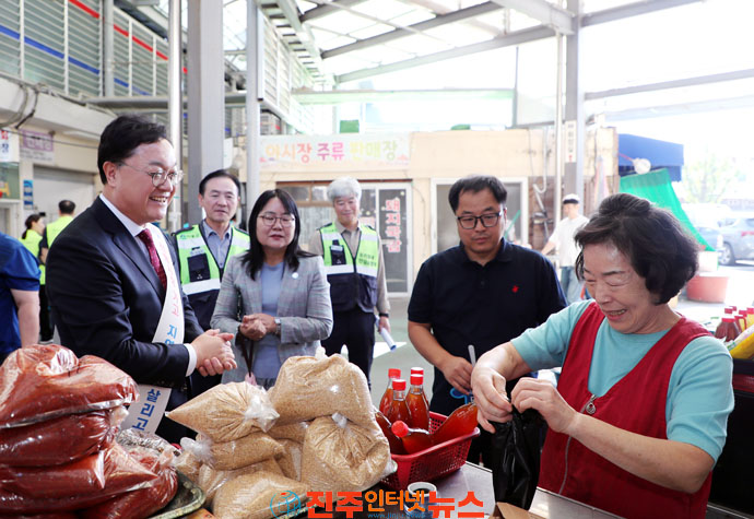 추석 앞둔 하동 전통시장서 정(情) 나누는 장보기 김현수 군수
