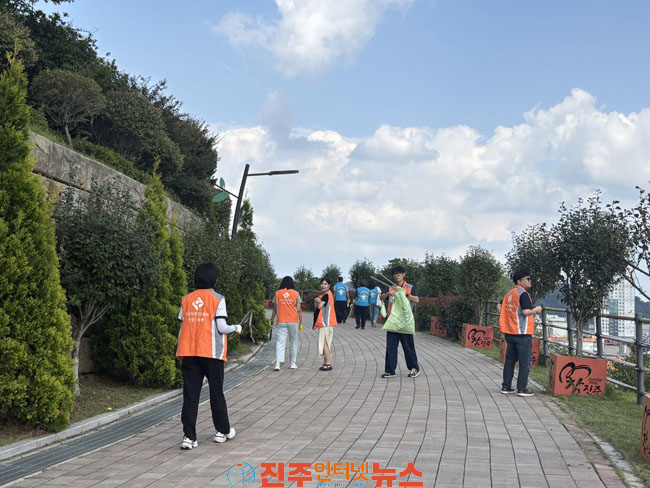 진주시-혁신도시 공공기관 환경정화 활동 구슬땀