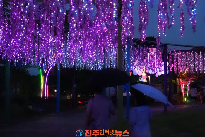 김해가야테마파크 야간개장, 빗길 위 영롱한 빛과 낭만의 산책로