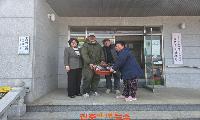 정현진 ‘현진호’ 선장, 남면 관내 경로당에 물메기 전달